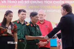 Ông Marc Knapper, Đại sứ Hoa Kỳ tại Việt Nam trao kỷ vật cho thân nhân gia đình liệt sỹ tại Lễ trao trả hồ sơ, chứng tích chiến tranh cho thân nhân các liệt sỹ và cựu chiến binh Việt Nam tháng 7/2025. (Ảnh: Chu Thanh Vân/TTXVN)