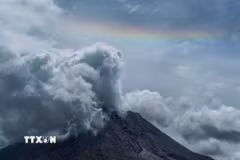 Tro bụi phun lên từ núi lửa Sinabung ở tỉnh Bắc Sumatra, Indonesia. (Ảnh: THX/TTXVN phát)