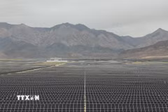 Tổ hợp dự án lưu trữ năng lượng điện Mặt Trời và sản xuất hydro bằng điện Mặt Trời tại thành phố Đức Lệnh Cáp, tỉnh Thanh Hải, Tây Bắc Trung Quốc, ngày 8/7/2026. (Ảnh: THX/TTXVN phát)