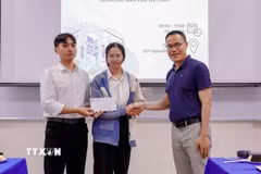 Giáo sư, Tiến sỹ Khoa học Nguyễn Văn Tâm, Chủ nhiệm Khoa Khoa học máy tính, Dữ liệu và Trí tuệ nhân tạo, Học viện Bách khoa Paris (ngoài cùng bên phải). (Ảnh: TTXVN phát) 