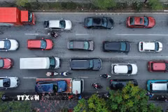 4 làn ô tô nối đuôi nhau hướng về trung tâm Hà Nội sau kỳ nghỉ Tết Nguyên Đán. (Ảnh: Phan Phương/TTXVN)