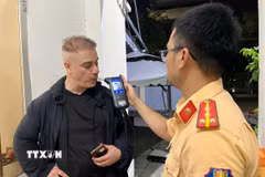 Cảnh sát giao thông, Công an tỉnh Khánh Hòa, kiểm tra nồng độ cồn du khách khi tham gia giao thông. (Ảnh: TTXVN phát).