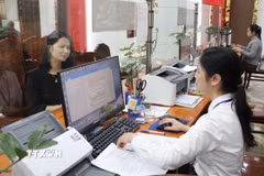 Ứng dụng chuyển đổi số tại Trung tâm phục vụ hành chính công xã Quang Thiện, tỉnh Ninh Bình, giúp người dân làm thủ tục nhanh chóng, thuận tiện hơn. (Ảnh: Thùy Dung/TTXVN)