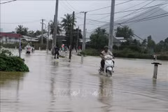 Mưa lớn gây ngập lụt ở địa bàn xã Vĩnh Thạnh, thành phố Nha Trang, tỉnh Khánh Hòa. (Ảnh: Phan Sáu/TTXVN)
