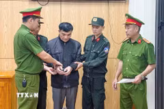 Cơ quan Cảnh sát điều tra Công an tỉnh Phú Thọ ra Lệnh giữ người trong trường hợp khẩn cấp và Quyết định tạm giữ hình sự đối với Lý Công Sinh (sinh năm 1960, trú tại phường Xuân Hoà, tỉnh Phú Thọ). (Ảnh: TTXVN phát)