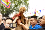 Các “Bụt” được bón xôi, trầu trước khi làm lễ thánh. (Ảnh: Hoàng Hùng/TTXVN)