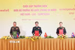 Phó Thủ tướng, Bộ trưởng Bộ Quốc phòng ba nước ký Biên bản cuộc gặp. (Ảnh: Trọng Đức/TTXVN)