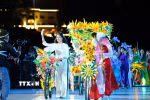 Diễu hành xe đạp hoa tại đêm nghệ thuật Bế mạc Festival hoa Đà Lạt 2024. (Ảnh: Nguyễn Dũng/TTXVN)