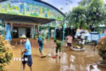 Lực lượng vũ trang thành phố Đà Nẵng giúp cơ sở giáo dục dọn vệ sinh sau mưa lũ. (Ảnh: Trần Tĩnh/TTXVN)
