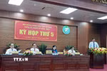 Phó Chủ tịch Ủy ban Nhân dân tỉnh Cà Mau Lâm Văn Bi trình bày dự thảo các tờ trình tại kỳ họp Hội đồng Nhân dân tỉnh. (Ảnh: Trung Hiếu/TTXVN)