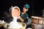 Diêm dân thu sản phẩm muối hầm. (Ảnh: Tường Quân/TTXVN)