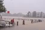 Lũ lên trên báo động 2 gây ngập ven bờ Nam sông Hương, thành phố Huế. (Ảnh: Nguyên Lý/TTXVN)