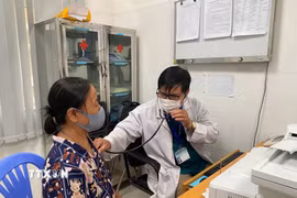 Bác sĩ khám cho bệnh nhân tại Bệnh viện Đa khoa Vũng Tàu. (Ảnh: Hoàng Nhị/TTXVN)
