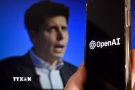 Giám đốc điều hành Sam Altman và biểu tượng OpenAI. (Ảnh: AFP/TTXVN)