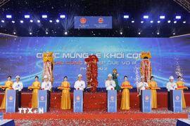 Các đại biểu nhấn nút khởi công dự án. (Ảnh: Thanh Thương/TTXVN)