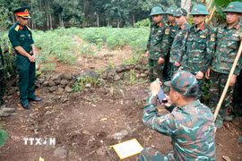 Đội K75 thực hiện quy trình số hóa thông tin hài cốt liệt sỹ trước khi khai quật tìm kiếm tại thôn Đắc Thọ, xã Hoài Đức (Lâm Đồng). (Ảnh: Nguyễn Thanh/TTXVN)
