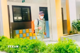 Trường Tiểu học-Trung học cơ sở Nghĩa Đô, phường Nghĩa Đô, Hà Nội phun thuốc khử khuẩn trước năm học mới 2026-2027. (Ảnh: TTXVN phát)