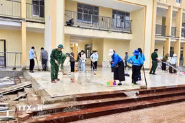 Cán bộ, chiến sỹ Bộ đội Biên phòng Quảng Trị đóng góp ngày công, phối hợp với trường học, địa phương chuẩn bị chu đáo cơ sở vật chất chào đón năm học mới. (Ảnh: TTXVN phát)