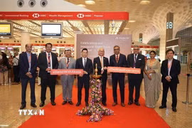 Đại sứ Trịnh Minh Mạnh (ở giữa) và Tổng lãnh sự Việt Nam tại Mumbai Lê Quang Biên (bên trái) tại lễ khai trương đường bay. (Ảnh: Đại sứ quán cung cấp)