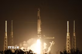 Tên lửa Falcon 9 mang theo tàu vũ trụ Crew Dragon rời bệ phóng tại Trạm Lực lượng Không gian Cape Canaveral, bang Florida, Mỹ, ngày 13/2/2026. (Ảnh: AA/TTXVN)