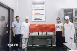 Ban Chỉ đạo tìm kiếm, xác định danh tính liệt sỹ tỉnh Điện Biên bàn giao 800 mẫu hài cốt liệt sỹ chưa xác định được thông tin cho Viện Pháp y Quân đội. (Ảnh: TTXVN phát)
