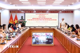Đại sứ, nguyên Thứ trưởng Bộ Ngoại giao Phạm Quang Vinh trao đổi với cán bộ, phóng viên, biên tập viên Thông tấn xã Việt Nam về những nội dung cốt lõi của ngoại giao Việt Nam và cách thức xử lý các vấn đề nóng trong lĩnh vực ngoại giao đối ngoại. (Ảnh: An Đăng/TTXVN)