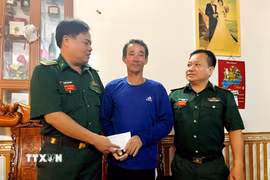 Chỉ huy Đồn Biên phòng Cửa khẩu Cảng Gianh (Bộ đội Biên phòng tỉnh Quảng Trị) thăm hỏi ngư dân Nguyễn Mạnh Cường, động viên gia đình sớm ổn định cuộc sống. (Ảnh: TTXVN phát)