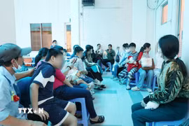 Phụ huynh và bệnh nhi đang chờ đợi đến lượt khám tại Khoa Tâm lý-Tâm thần trẻ em, Bệnh viện Tâm thần Thành phố Hồ Chí Minh. (Ảnh: Đinh Hằng/TTXVN)