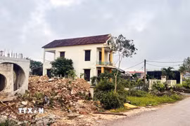 Dự án Đường và cầu vượt đường sắt trung tâm Đồng Hới chậm tiến độ do vướng công tác giải phóng mặt bằng. (Ảnh: Nguyên Linh/TTXVN)