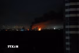 Khói và lửa bốc lên sau loạt tiếng nổ ở Kiev, Ukraine ngày 2/6/2026. (Ảnh tư liệu: THX/TTXVN)