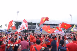 Các cổ động viên ngoài sân Mỹ Đình trước trận chung kết ASEAN Cup 2026 lượt về Việt Nam-Thái Lan. (Ảnh: Quốc Khánh/TTXVN)