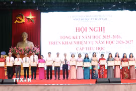 Lãnh đạo Sở Giáo dục và Đào tạo tỉnh Hưng Yên tặng Giấy khen cho 18 cá nhân có thành tích xuất sắc. (Ảnh: Thu Hoài/TTXVN)