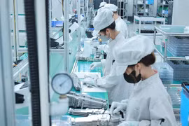 Hoạt động sản xuất ở Công ty TNHH Bumjim Electronics Vina (100% vốn Hàn Quốc) tại Quảng Ninh. (Ảnh: Hoàng Hiếu/TTXVN)