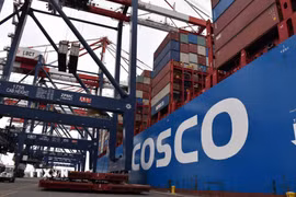 Tàu chở hàng của hãng vận tải COSCO (Trung Quốc) cập cảng Long Beach, California, Mỹ. (Ảnh: THX/TTXVN phát)
