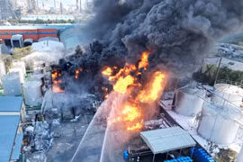 Hiện trường vụ cháy tại công ty hóa chất ở thành phố Ulsan, Hàn Quốc ngày 14/10/2026. (Ảnh: Yonhap/TTXVN phát)