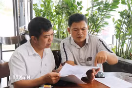 Tòa Phúc thẩm Tòa án nhân dân tối cao tại Đà Nẵng tuyên ông Nguyễn Trần Tấn Hiệp (bên phải) thắng kiện nhưng hơn 4 tháng qua Ủy ban nhân dân xã Đình Cương chưa thi hành bản án. (Ảnh: Phạm Cường/TTXVN)