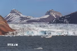 Hình ảnh sông băng tan chảy tại quần đảo Svalbard, Na Uy. (Ảnh: THX/TTXVN phát)