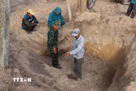Lực lượng chức năng trên địa bàn tỉnh Quảng Ngãi tìm kiếm, quy tập hài cốt liệt sỹ. (Ảnh: Phạm Cường/TTXVN)