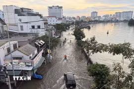 Ngập sâu nhiều tuyến đường phía Nam Thành phố Hồ Chí Minh, chiều 11/10/2026. (Ảnh: Hồng Đạt/TTXVN)
