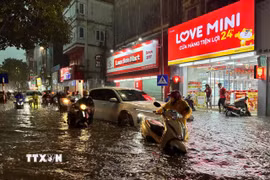 Mưa lớn gây ngập cục bộ trên phố Đội Cấn. (Ảnh: Lê Đông/TTXVN)