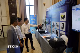 Các đại biểu tham quan gian trưng bày về thiết bị xử lý bức xạ và an toàn hạt nhân. (Ảnh: Đức Hiếu/TTXVN)