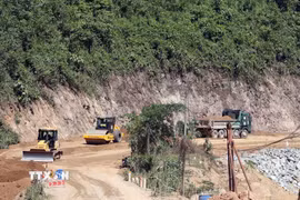 Máy móc thiết bị đang thi công các hạng mục đào, đắp, san gạt nền đường đầu tuyến Quốc lộ 14D. (Ảnh: Trần Tĩnh/TTXVN)