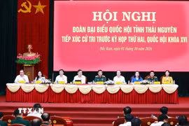 Đại tướng Phan Văn Giang cùng các thành viên trong Đoàn đại biểu Quốc hội tỉnh Thái Nguyên tiếp xúc cử tri trước Kỳ họp thứ Hai, Quốc hội khóa XVI. (Ảnh: Thu Hằng/TTXVN)