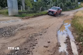Nền đường tuyến liên xã Tà Đùng-Quảng Sơn (Lâm Đồng) bị sụt lún gây khó khăn cho các phương tiện lưu thông. (Ảnh: Nguyễn Huy Thành/TTXVN)
