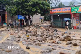 Hàng trăm tấn đất đá, bùn đất tràn xuống xã Minh Lương, tỉnh Lào Cai. (Ảnh: TTXVN phát)