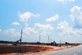 Hạ tầng giao thông được đầu tư nhằm mở rộng không gian phát triển. (Ảnh: Tường Vi/TTXVN)