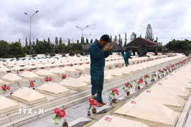 Các tổ công tác thực hiện công việc một cách cẩn trọng, đầy trách nhiệm. (Ảnh: Đức Hạnh/TTXVN)
