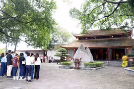 Đông đảo người dân về dâng hương tưởng niệm Chủ tịch Hồ Chí Minh và anh linh các Anh hùng Liệt sỹ tại di tích 27/7. (Ảnh: Trần Trang/TTXVN)