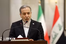Ngoại trưởng Iran Seyed Abbas Araghchi trong cuộc họp báo tại thủ đô Baghdad, ngày 28/6/2026. (Ảnh: THX/TTXVN phát)
