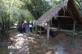 Du khách đến thăm quan khu Di tích lịch sử-kiến trúc nghệ thuật quốc gia đặc biệt “Địa đạo Vịnh Mốc và hệ thống làng hầm Vĩnh Linh”. (Ảnh: Vũ Sinh/TTXVN)